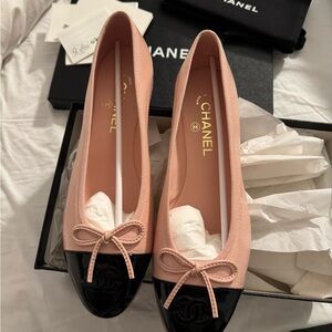 NWT Chanel Pink and Black Women's Shoes SIZE 40 25C